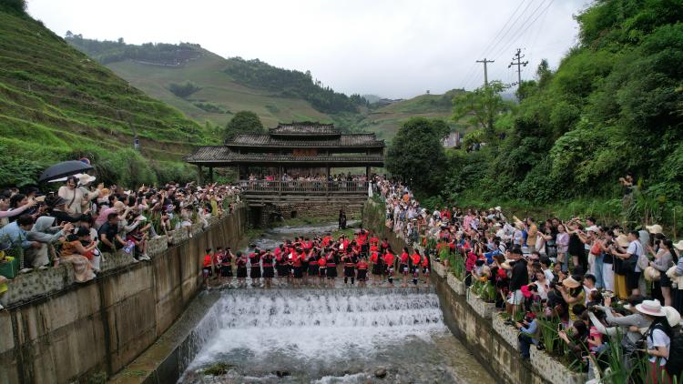 广西龙胜“晒衣节”盛大举行 红瑶风情点燃夏日文旅热潮_fororder_2