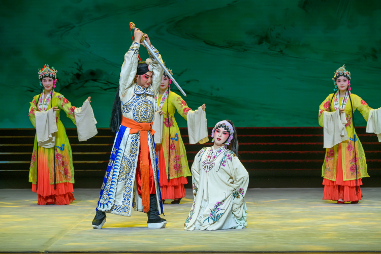 首届全国戏曲新人新作展演在广西南宁闭幕_fororder_3