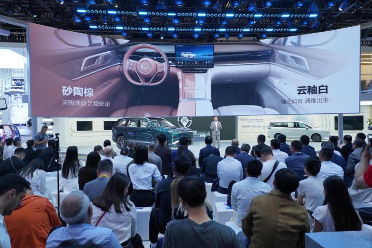 五菱星光L亮相北京国际汽车展 打造长续航大六座SUV_fororder_2