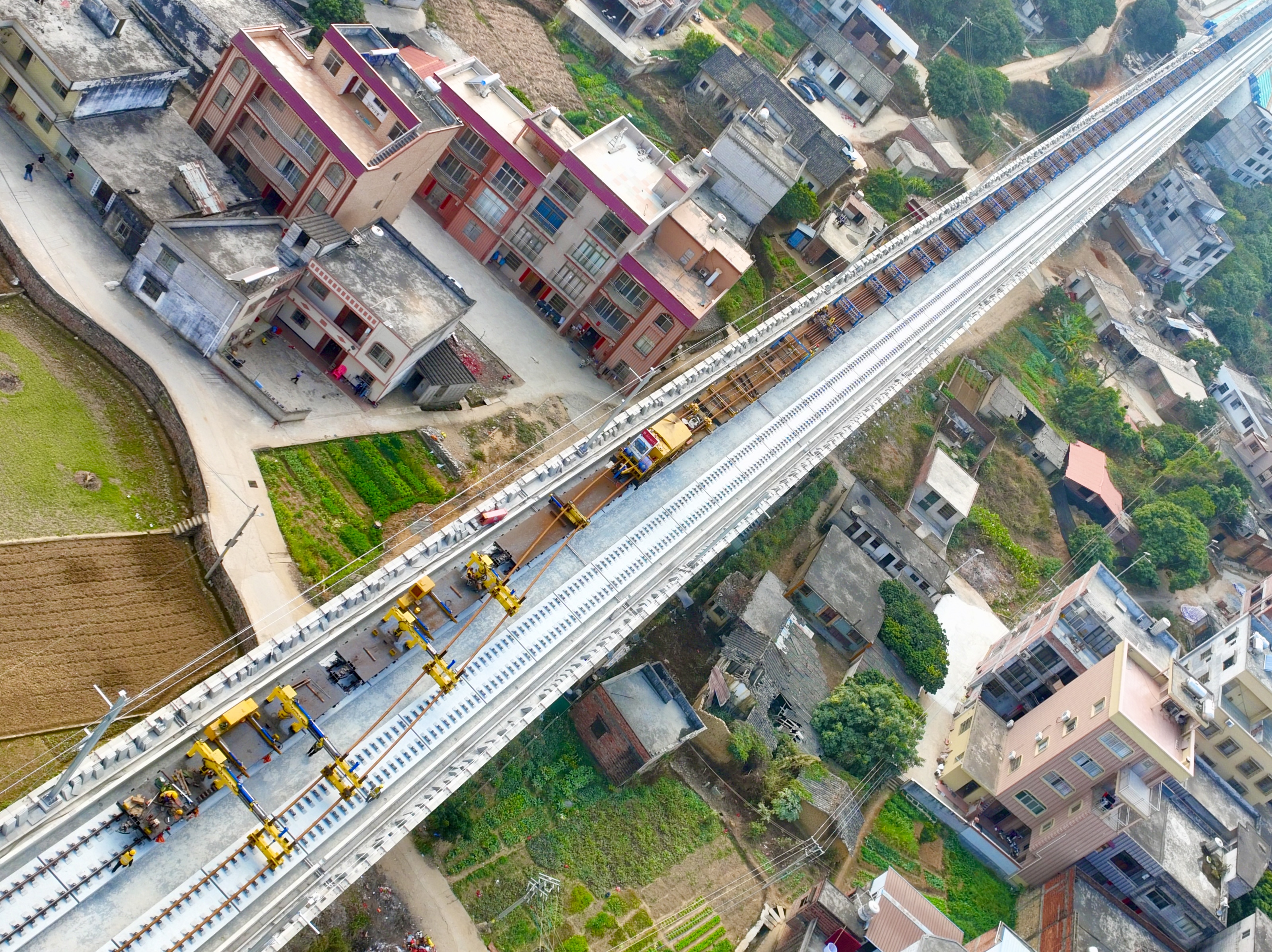 南珠高铁玉林北至岑溪东段正线铺轨完成