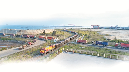 今年以来西部陆海新通道铁海联运班列货运量高速增长 跨山越海，奏响开放发展新乐章