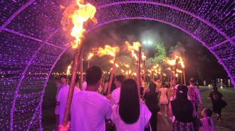 崇左明仕田园举办夜游火把节 非遗表演“点燃”夏日文旅市场