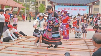 大化搬迁群众喜迎“三月三”