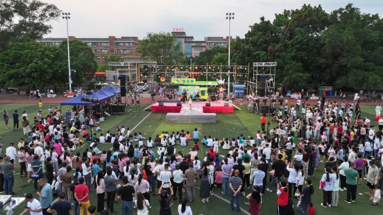 广西兴业县举办多彩主题活动庆祝五四青年节_fororder_青春音乐会现场