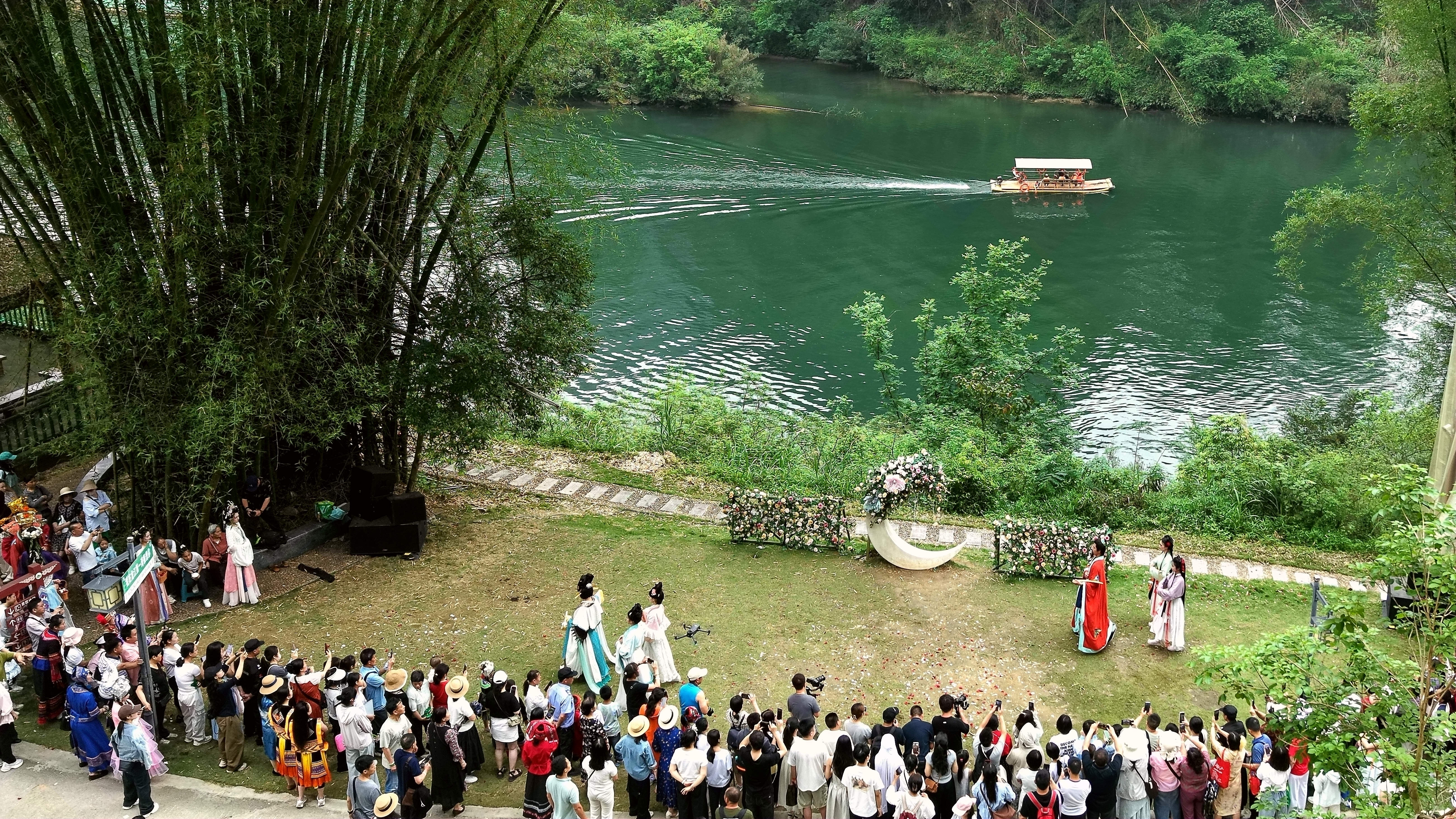 广西河池举办国潮“神仙”会 游客乐享“最炫民族风”