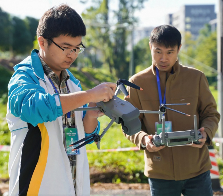 用无人机给桥梁诊病 ——看广西交职院师生如何玩转“A超”交通创新赛道_fororder_pD1E5_view_b