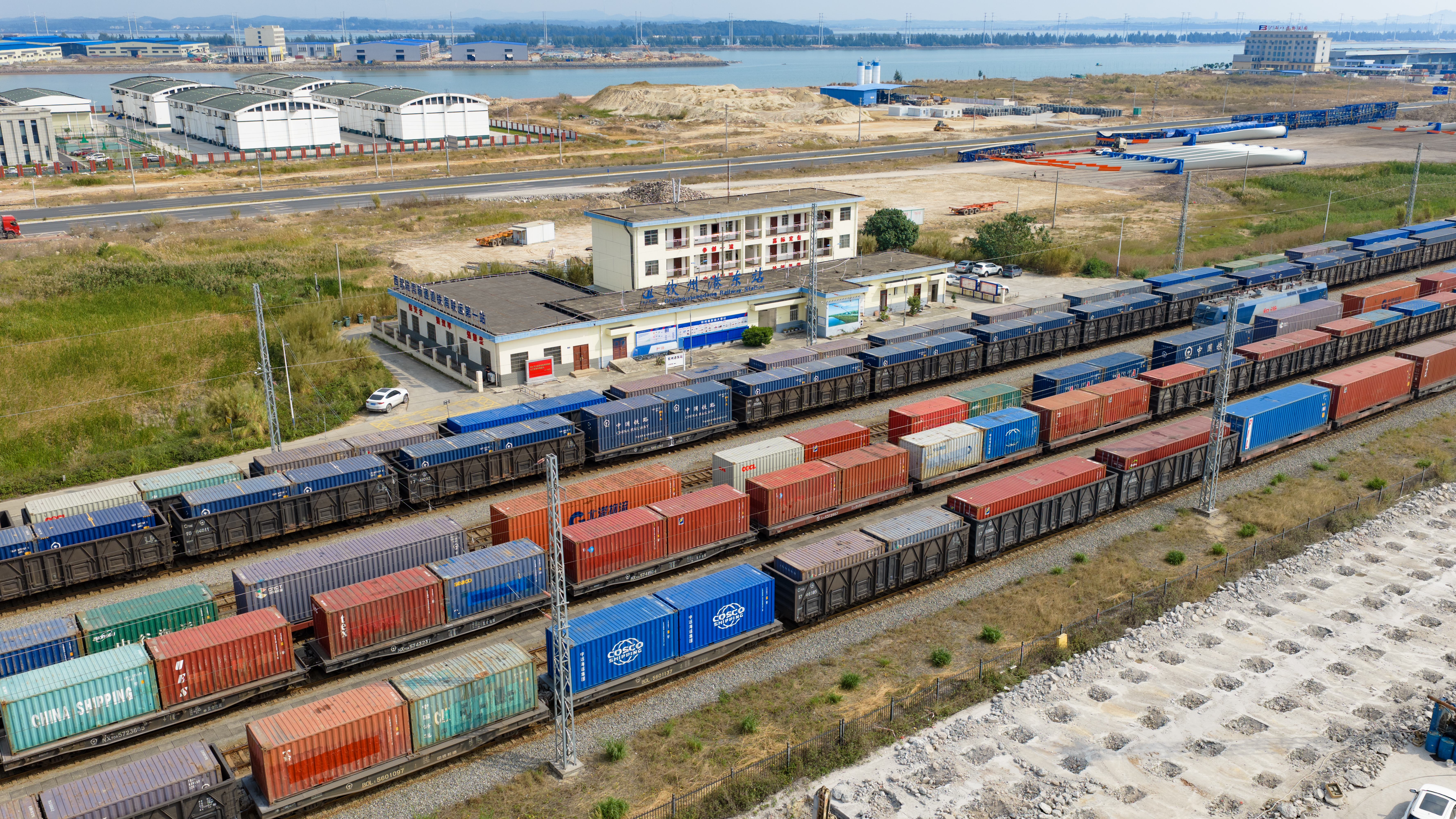 2025年西部陆海新通道班列发运货物142.5万标箱