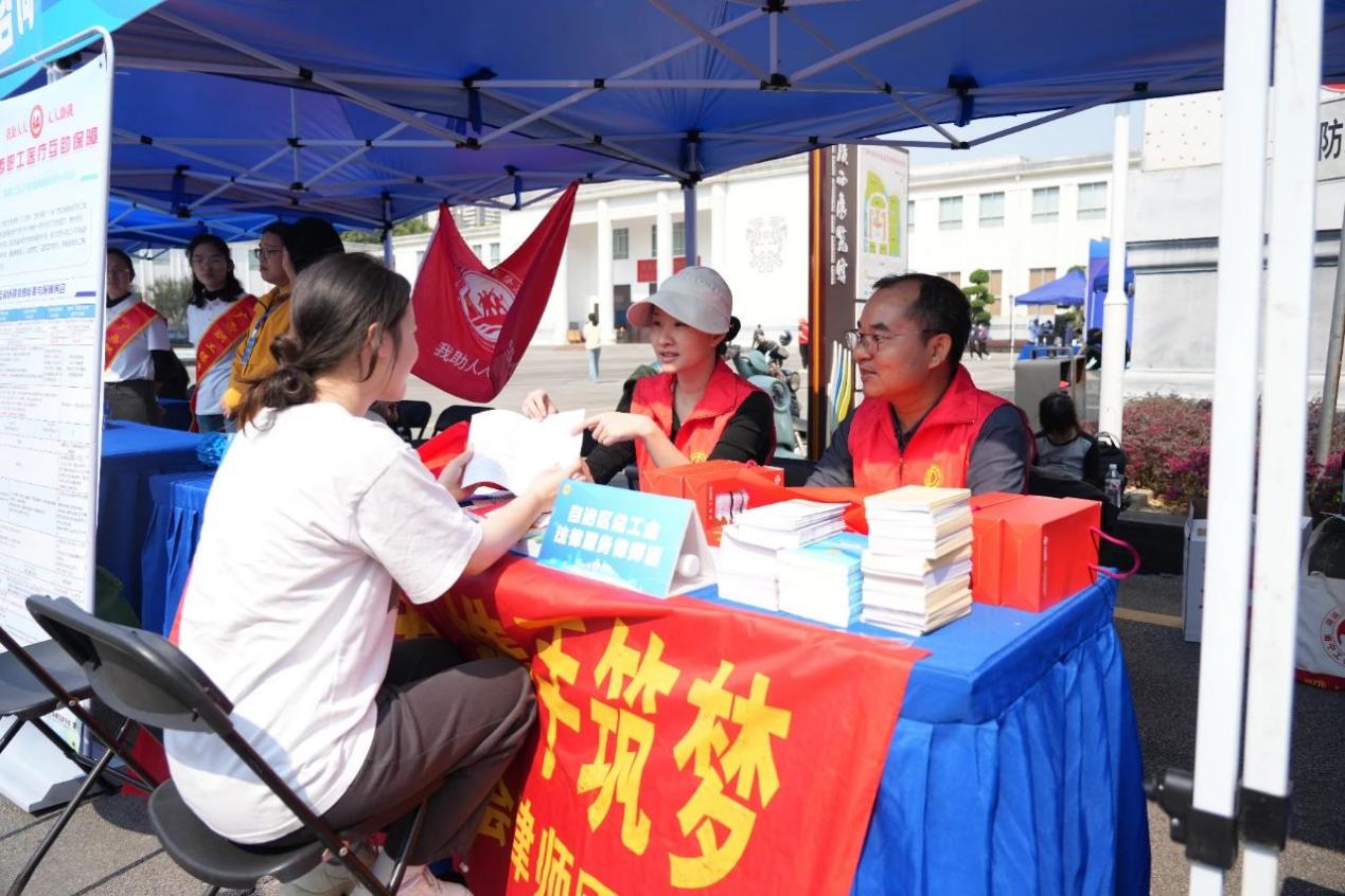 2025年就业服务专场招聘活动举行 提供近6000个岗位_fororder_3