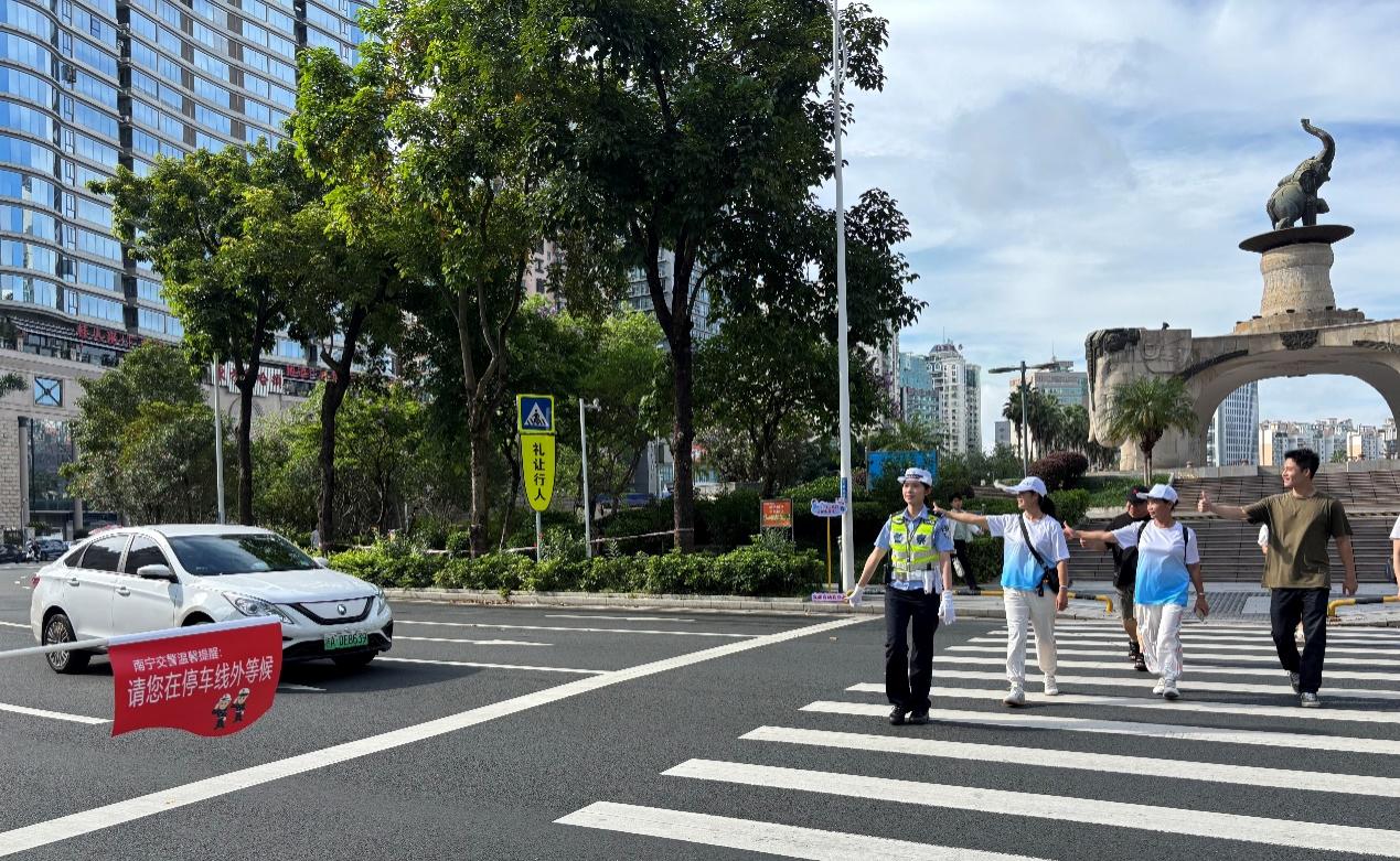 广西南宁开展2025年“CityWalk看文明”主题活动_fororder_1