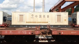 广西凭祥铁路口岸进口水果运输火热