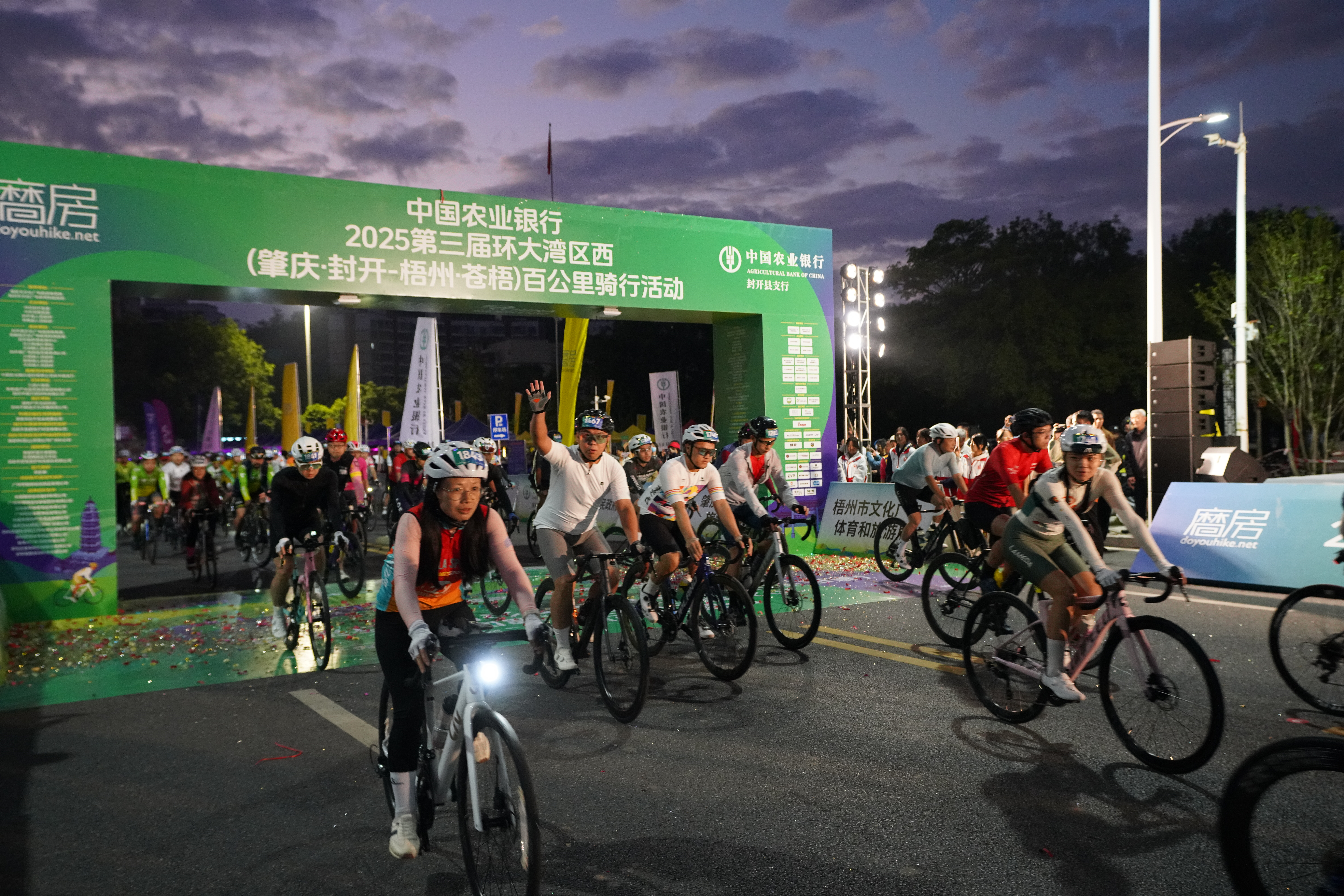 2000名骑手开启“两广骑缘·茶船古道”百公里骑行活动