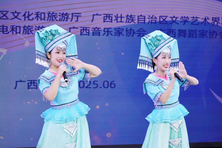 第十三届广西音乐舞蹈比赛在柳州举行_fororder_3
