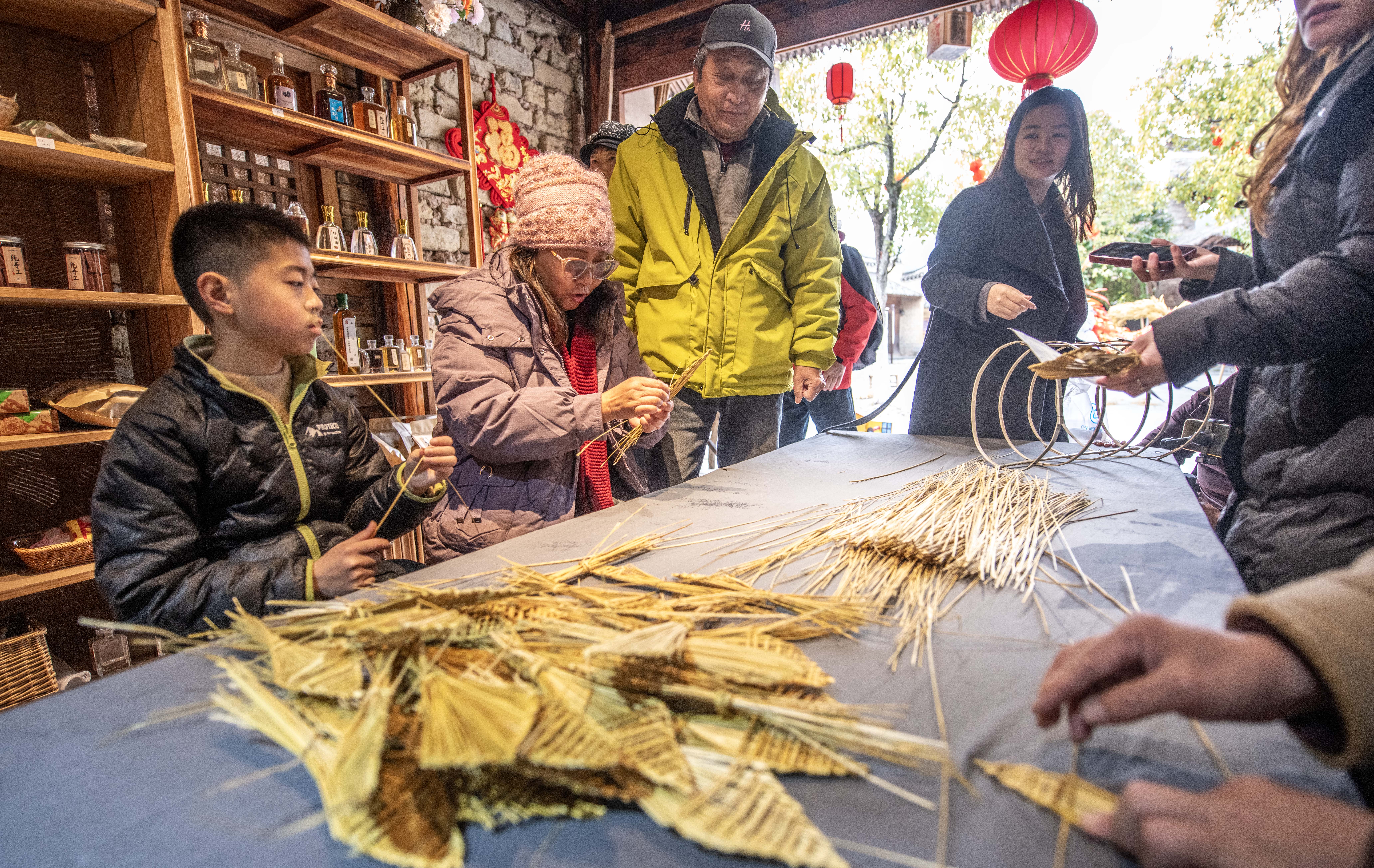桂林灵川:东漓古村草龙迎新春 传统非遗“活”起来