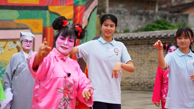 广西兴业县举办多彩主题活动庆祝五四青年节_fororder_青年学生跟老艺人学习非遗”鷯剧“