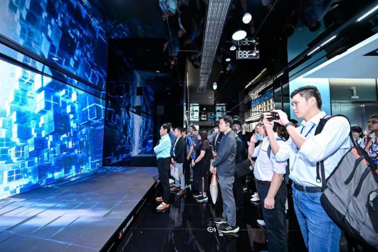 东盟国家代表齐聚南宁 感受人工智能发展脉动_fororder_4