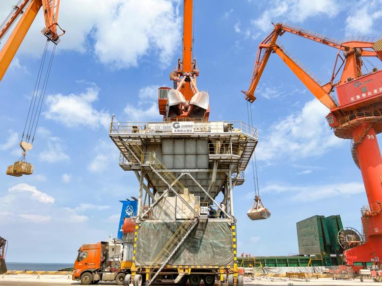 全国首套自动化远控负压除尘漏斗在北海码头作业 提效33%_fororder_1