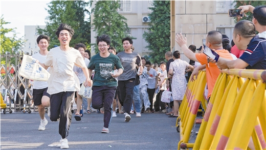 八桂学子，书写青春答卷！ ——二〇二五年广西高考现场直击_fororder_1
