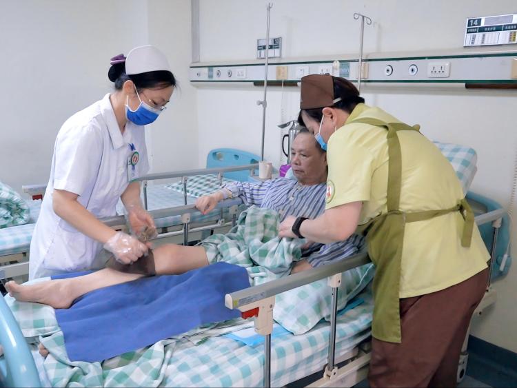 从“一人照护全家忙”到“专业照护负担轻” 广西加强医疗护理员培训和规范管理改革_fororder_3