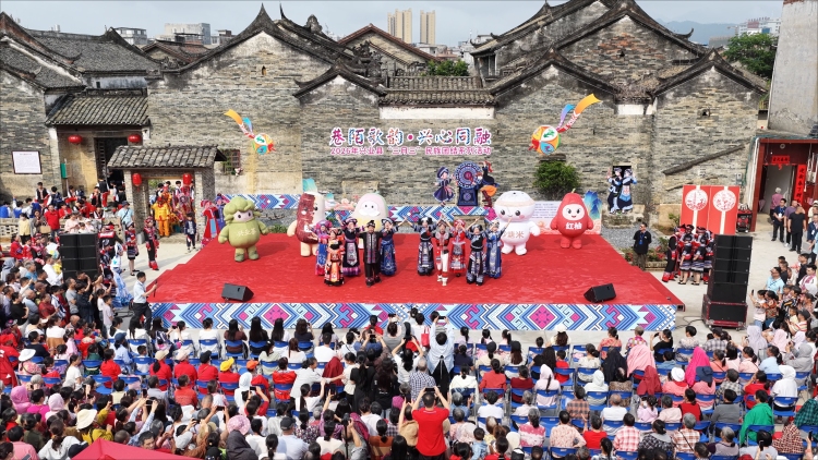 广西兴业：多彩民俗庆“三月三” 百年古村迎客来_fororder_图2“巷陌歌韵·兴心同融”——兴业县“三月三”民族团结系列活动现场 韦智裕摄