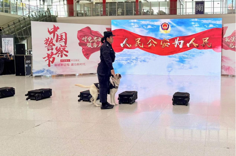 警犬搜爆、魔术表演……南宁铁路公安开展110主题宣传活动
