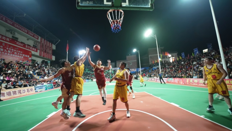 广西兴业：“村BA”+生态观光 激活春节乡村消费新活力_fororder_兴业县蒲塘镇2026年“北寮岭杯”“村BA”男子篮球比赛的球员正在进行比赛中（宁诗琪摄）