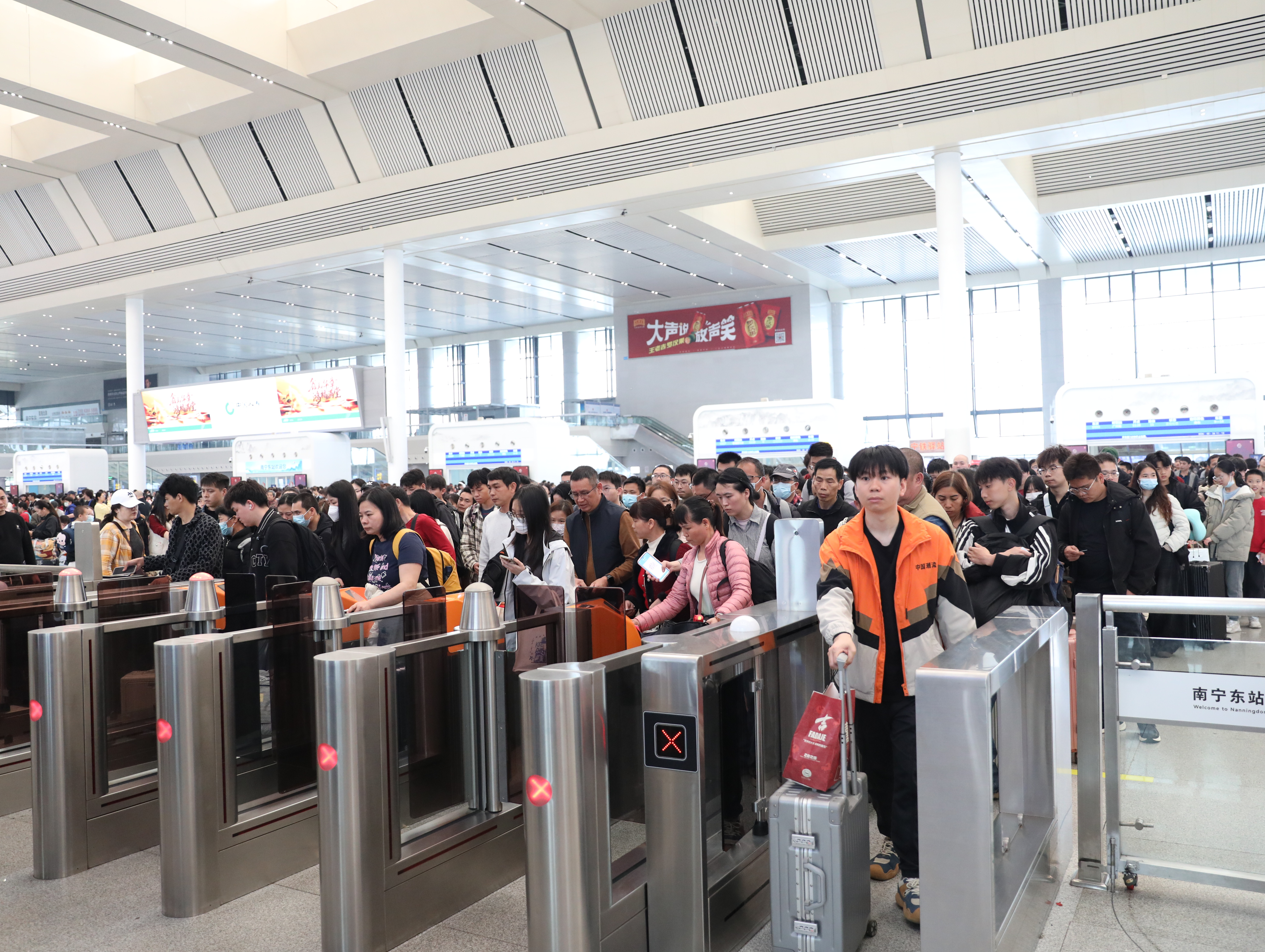 国铁南宁局加开1096列动车助力返岗返校