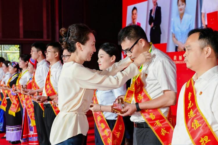中国移动广西公司举行2025年度“争先进位 担当有我”先进荣誉表彰大会_fororder_3