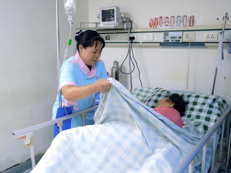 从“一人照护全家忙”到“专业照护负担轻” 广西加强医疗护理员培训和规范管理改革_fororder_1