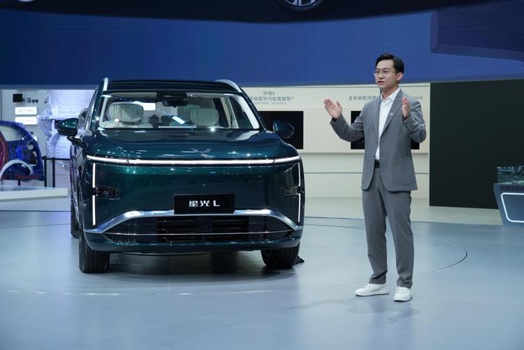 五菱星光L亮相北京国际汽车展 打造长续航大六座SUV_fororder_1