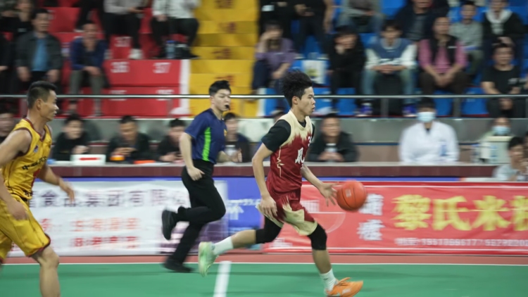 广西兴业：“村BA”+生态观光 激活春节乡村消费新活力_fororder_兴业县蒲塘镇2026年“北寮岭杯”“村BA”男子篮球比赛的球员正在进行比赛中（何书畅摄）