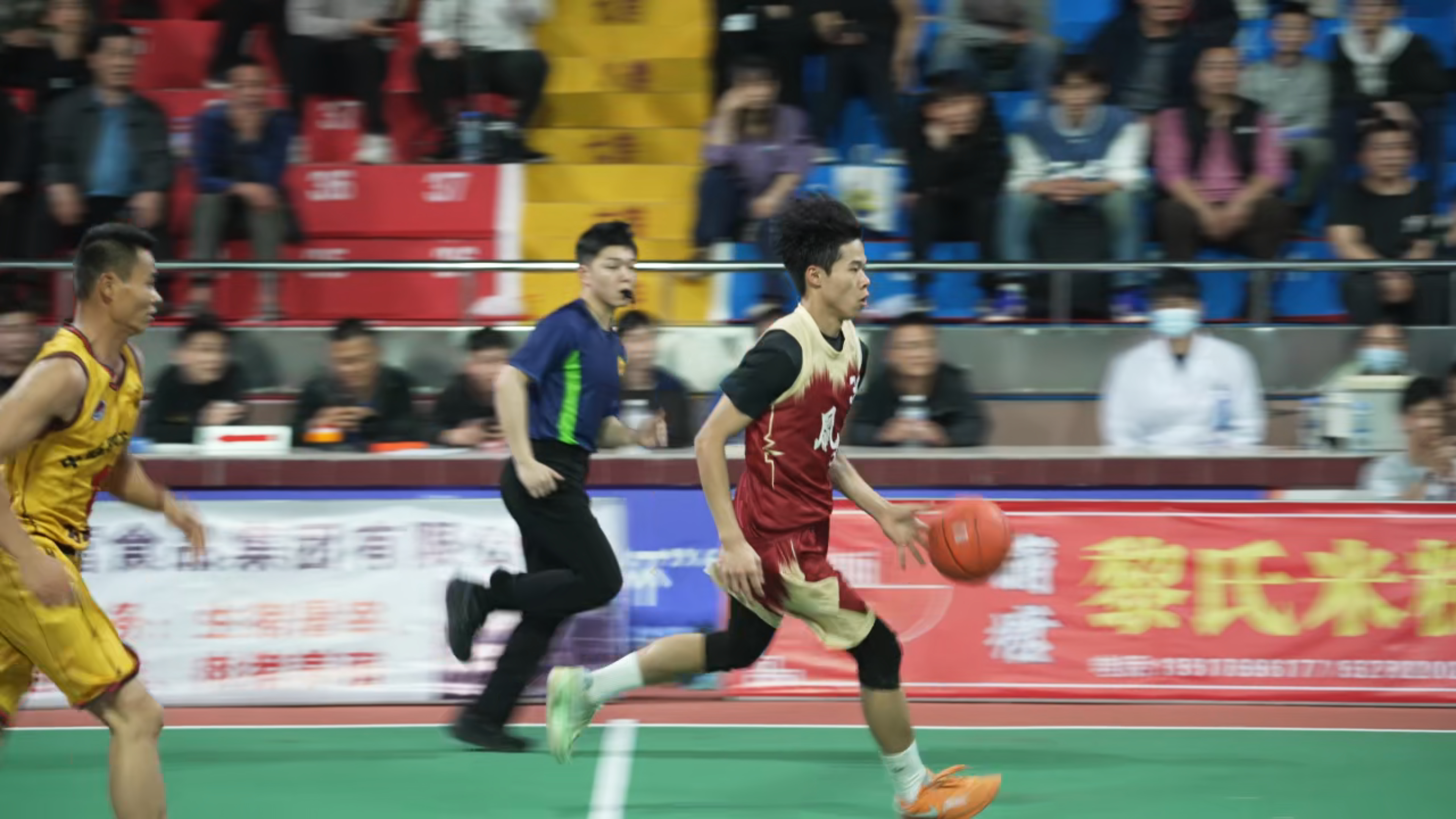 广西兴业：“村BA”+生态观光 激活春节乡村消费新活力_fororder_兴业县蒲塘镇2026年“北寮岭杯”“村BA”男子篮球比赛的球员正在进行比赛中（何书畅摄）