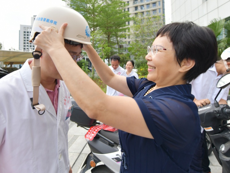 北海“流动急救先锋队”扩编  50名医护人员“亮标上岗”_fororder_mmexport1746618360566