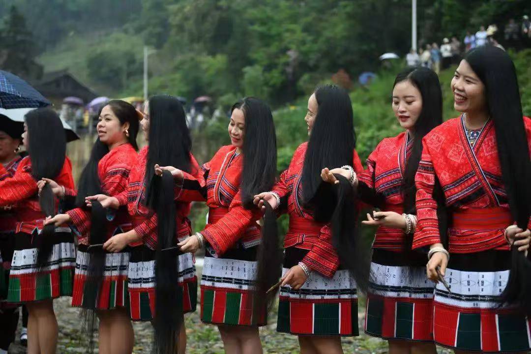 百万网红博主走进广西黄洛瑶寨 探秘“天下第一长发村”_fororder_1