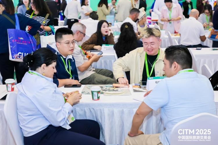 广西文旅亮相2025中国国际旅游交易会 绘就“入境+跨境”合作新图景_fororder_7
