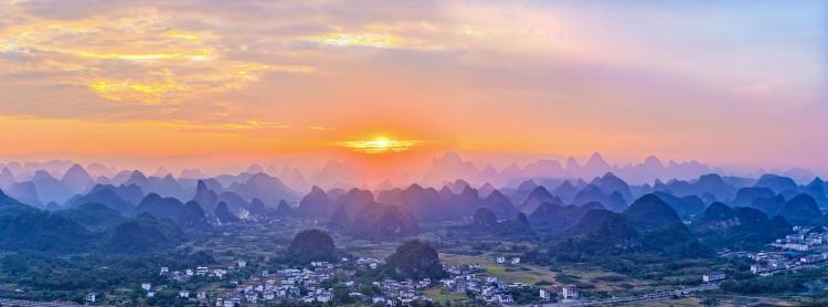 桂林阳朔：夕阳泼墨染群峰 风景如画似“千里江山图”_fororder_4