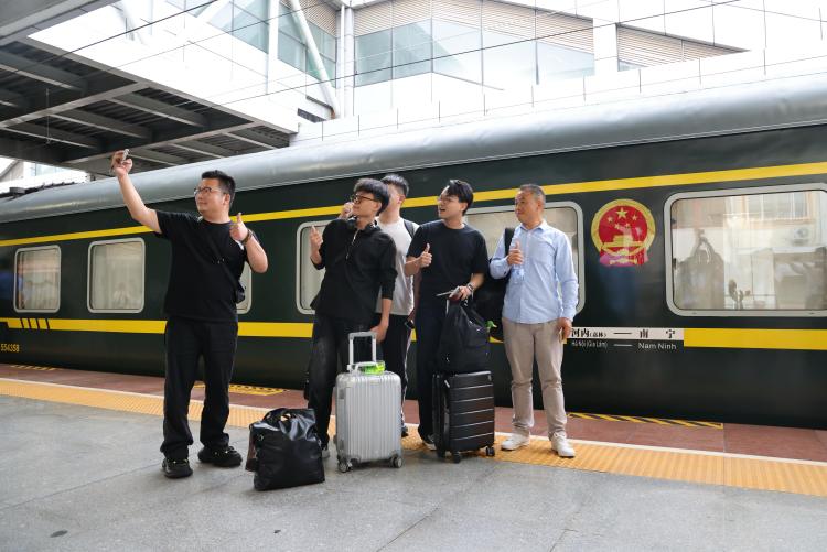 中越国际联运旅客列车时隔五年恢复开行_fororder_2