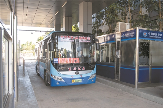 坐上公交游八桂 一路繁花一路景