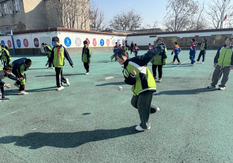 保定市莲池区：“动”出智慧 “玩”出健康 阳光大课间创新体育教育模式_fororder_图片三：保定市县学街小学学生们在课间快乐玩耍沙包。（程旭婷摄）