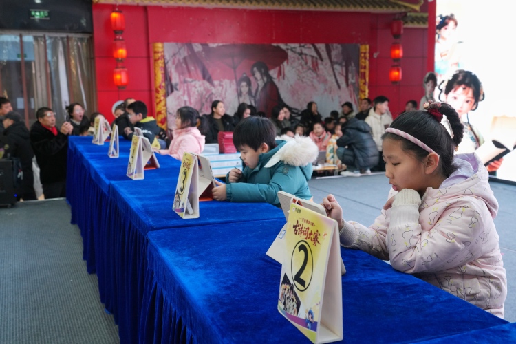 河北省迁安市“品诗词之美 扬文化之光”第二届诗词大赛圆满落幕_fororder_图为迁安市第二届诗词大赛少儿组决赛比赛现场。张泽慧摄