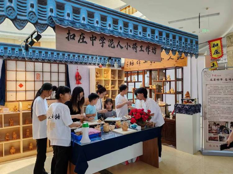 2025迁安市中小幼艺术节“美术作品展”开展_fororder_迁安市扣庄中学”泥人小将工作坊“的学生们正在制作泥人，张颖 摄