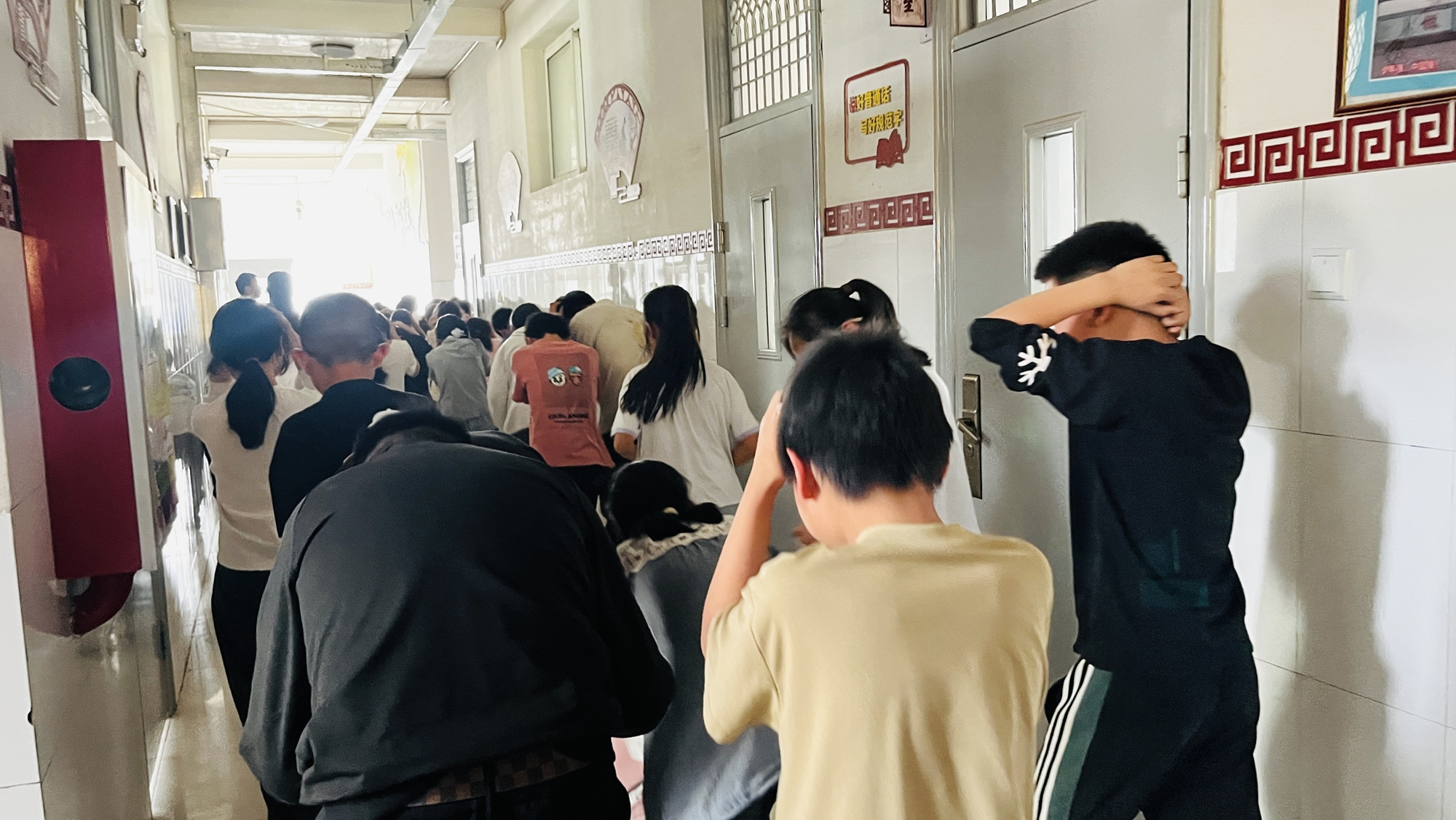 保定市满城区：开展防震减灾应急演练 筑牢安全防线_fororder_学生依照预定疏散路线有序撤离 摄影 谭思思