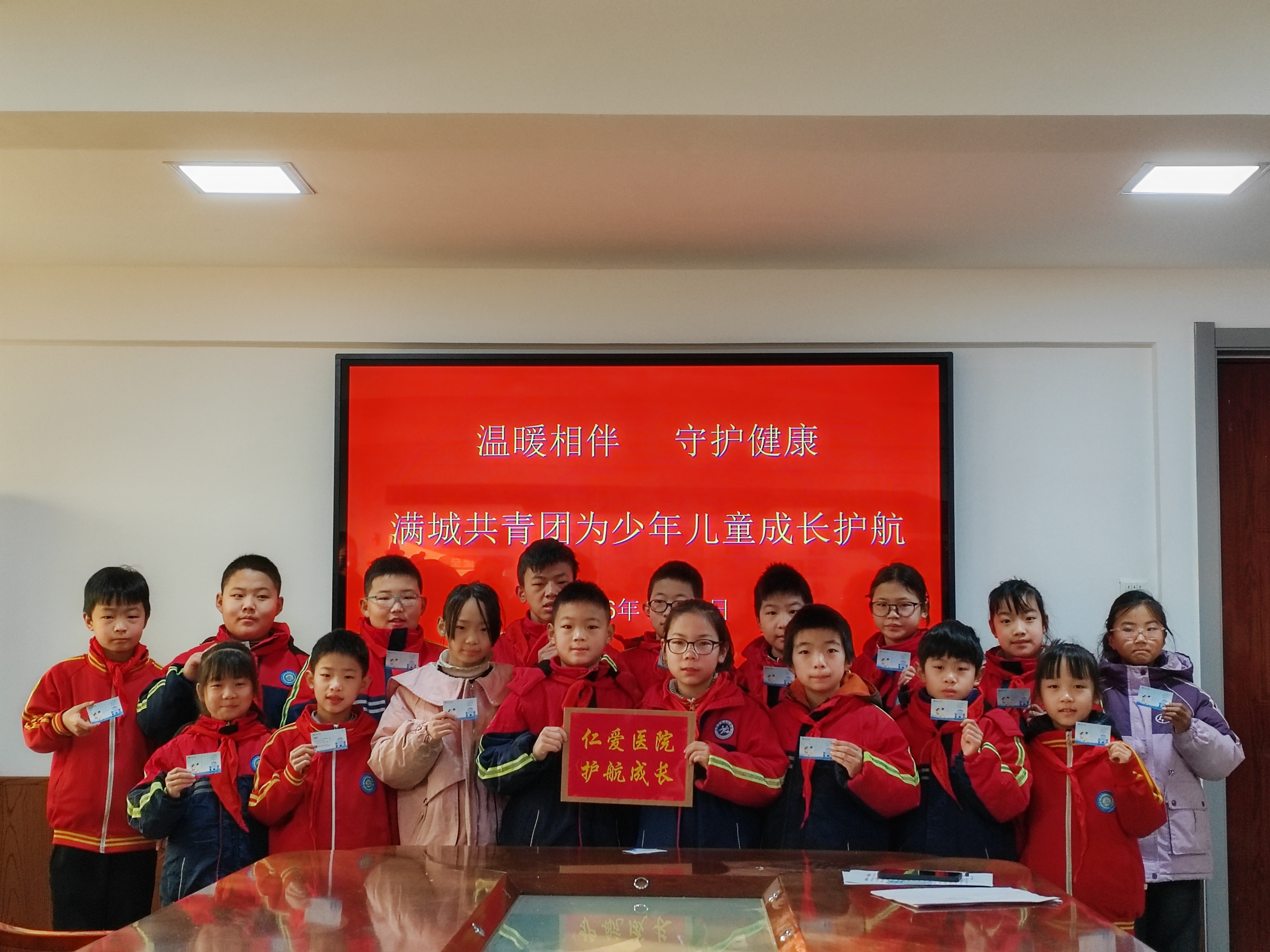 图片默认标题_fororder_学生领到了“爱心健康体检卡” 摄影 宋宝剑