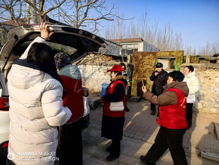 河北迁安：腊八粥香漫全城 志愿温情暖人心_fororder_在迁安市上庄村，志愿者将腊八粥送到老人手中。