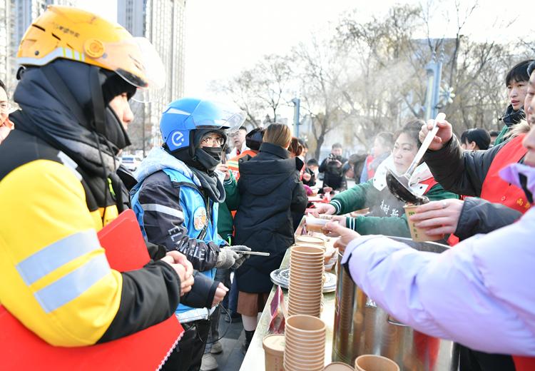 河北迁安：冬日腊八粥 暖“新”更暖“心”