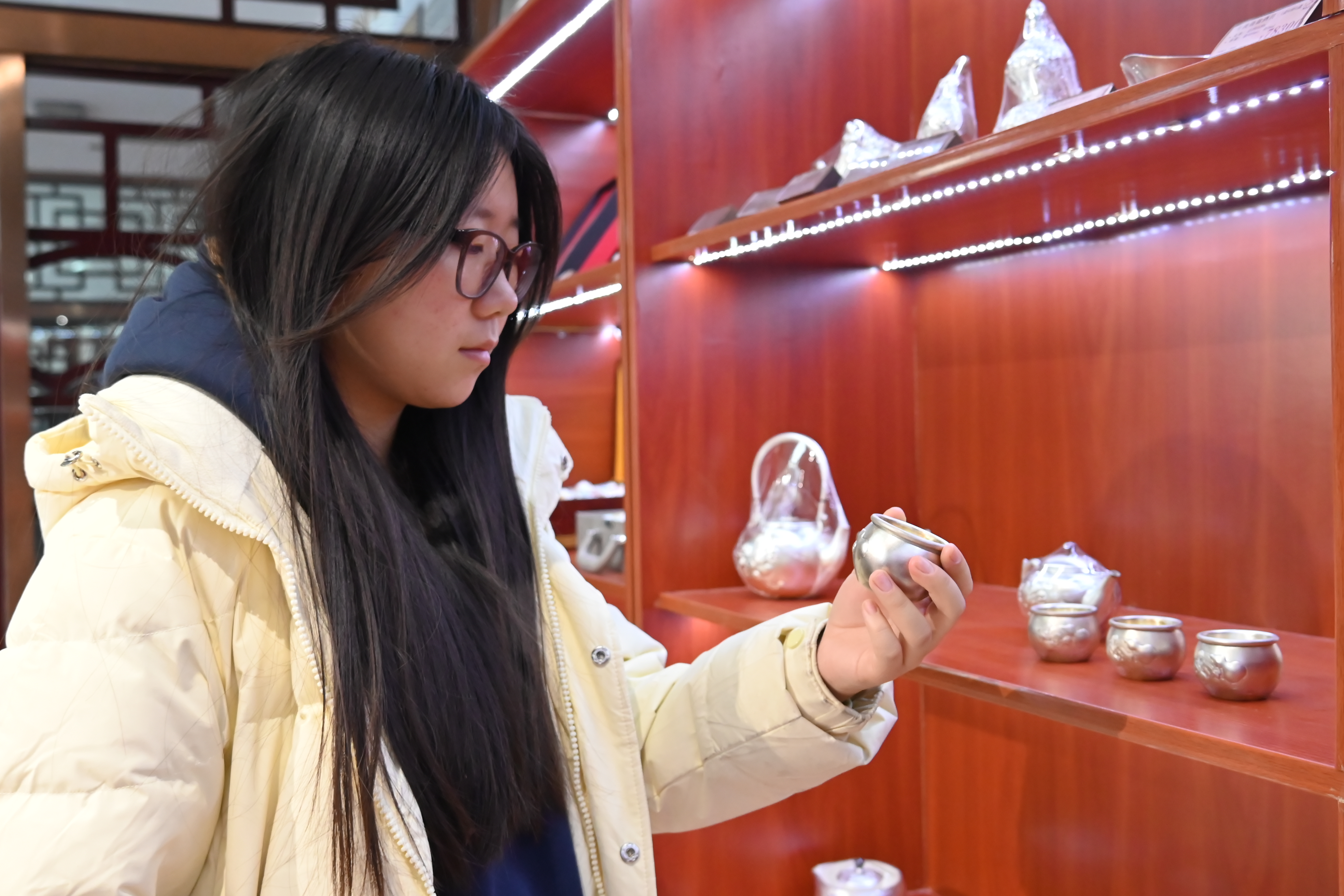 河北遵化：返乡大学生实地感受家乡产业新气象_fororder_返乡大学生近距离感受手工银器的魅力。王雯雯 摄