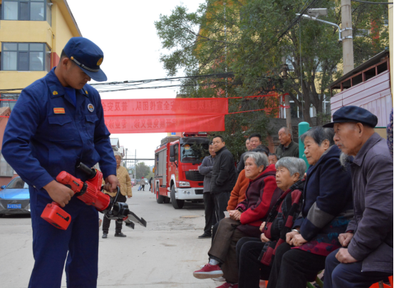 河北献县：消防宣传进农村 贴近村民“唠”安全_fororder_河北献县：消防宣传进农村 贴近村民“唠”安全495