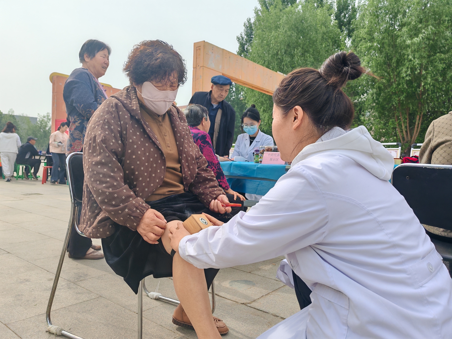 保定市满城区“百场中医药文化市集”正式启动_fororder_现场进行艾灸 摄影 史琴