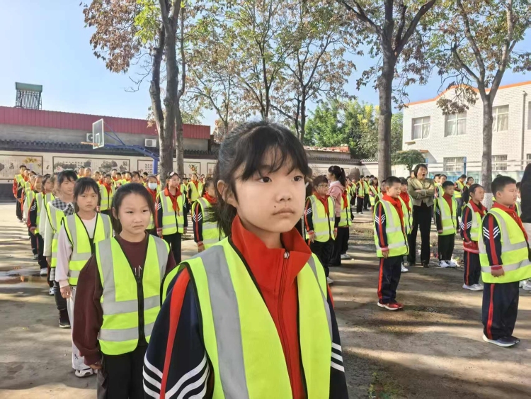 保定市满城区：做最“亮”的仔_fororder_整齐一致的反光马甲 摄影 杨建朋