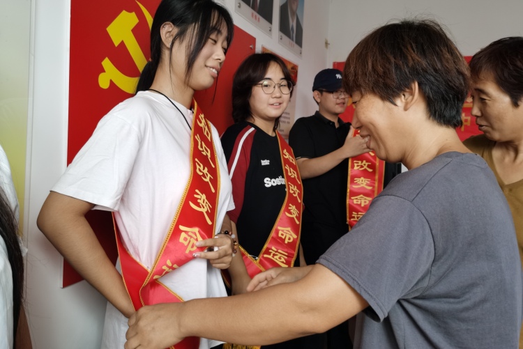 保定徐水：“大学生村”新风尚 崇文重教美名扬_fororder_村干部、家长为大学生披红戴花。刘柯旋摄