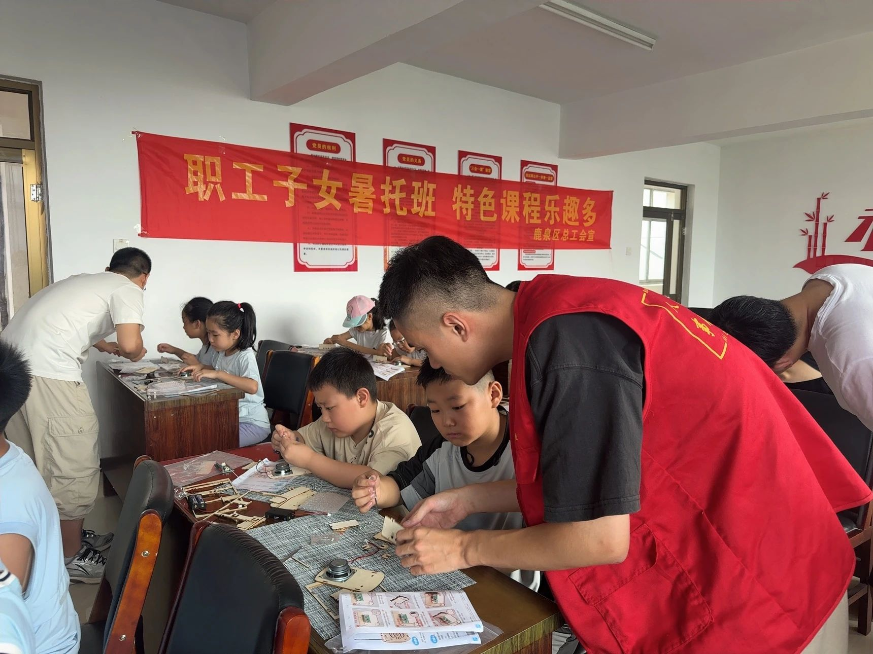 石家庄市鹿泉区：拧螺丝 听电波 跟着小工匠玩转收音机_fororder_图片4